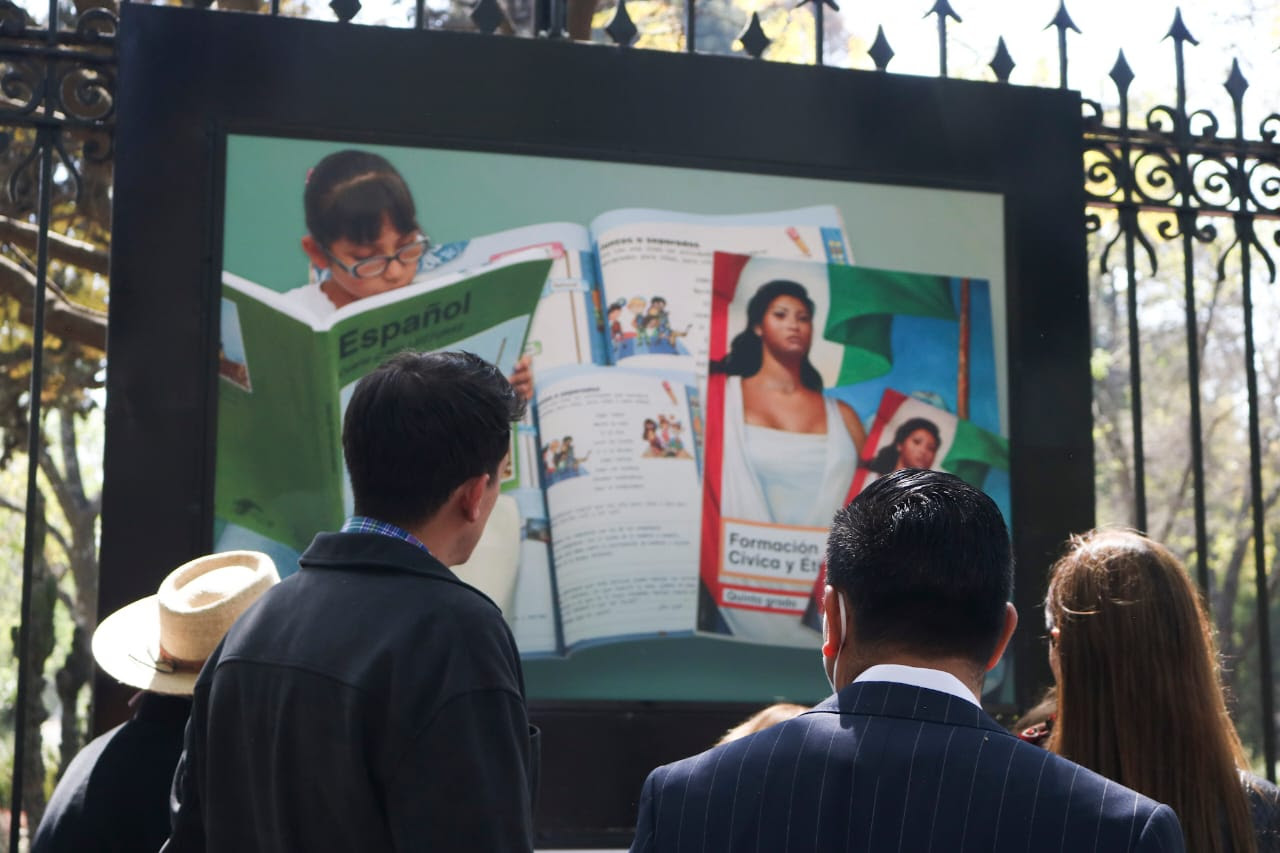 Visita la expo “La Patria está en mis libros de texto gratuitos” en Galería Abierta Gandhi