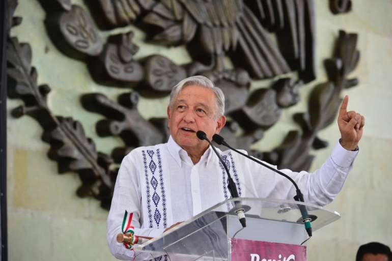 AMLO conmemora el natalicio de Benito Juárez junto a John Kerry