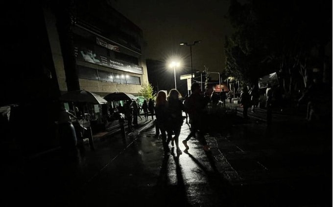 Apagón en CDMX dejó sin luz a más de 270 mil usuarios; CFE restablece servicio