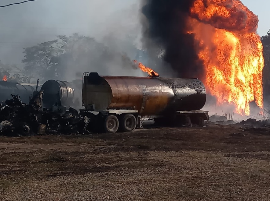 Explota toma clandestina en ducto de Tabasco