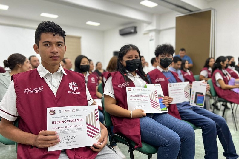 A estudiantes del COBACAM premian por su contribución en los Escuadrones contra el Abandono Escolar
