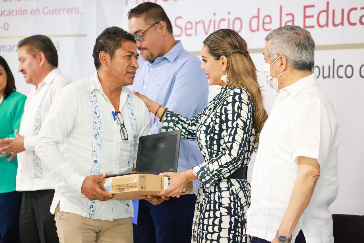 Entrega Evelyn Salgado, equipos de cómputo a docentes de la Región Acapulco