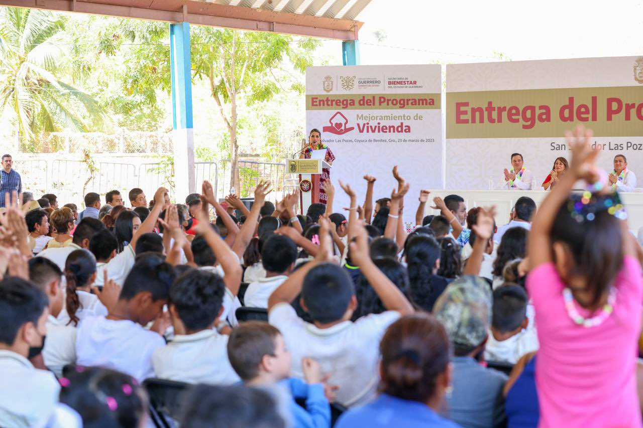 Entrega Evelyn Salgado apoyos del Programa Mejoramiento de Vivienda e inaugura el camino San José Mogollón-Carrera Larga, en Coyuca de Benítez