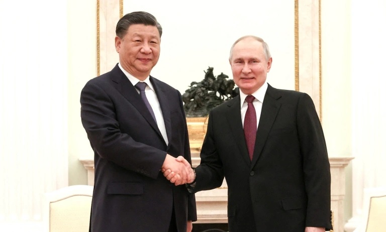 Xi Jinping y Vladimir Putin se reúnen en Rusia