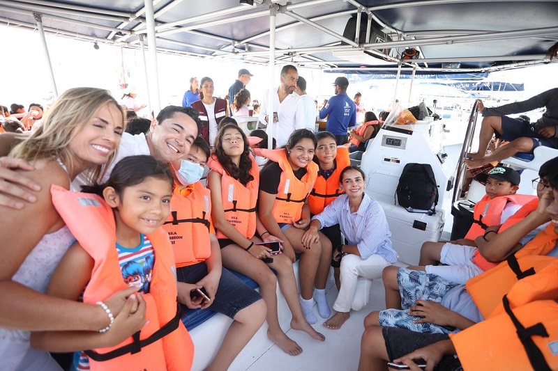 DIsfrutan niños y niñas de paseo por el mar de  Cancún en catamarán