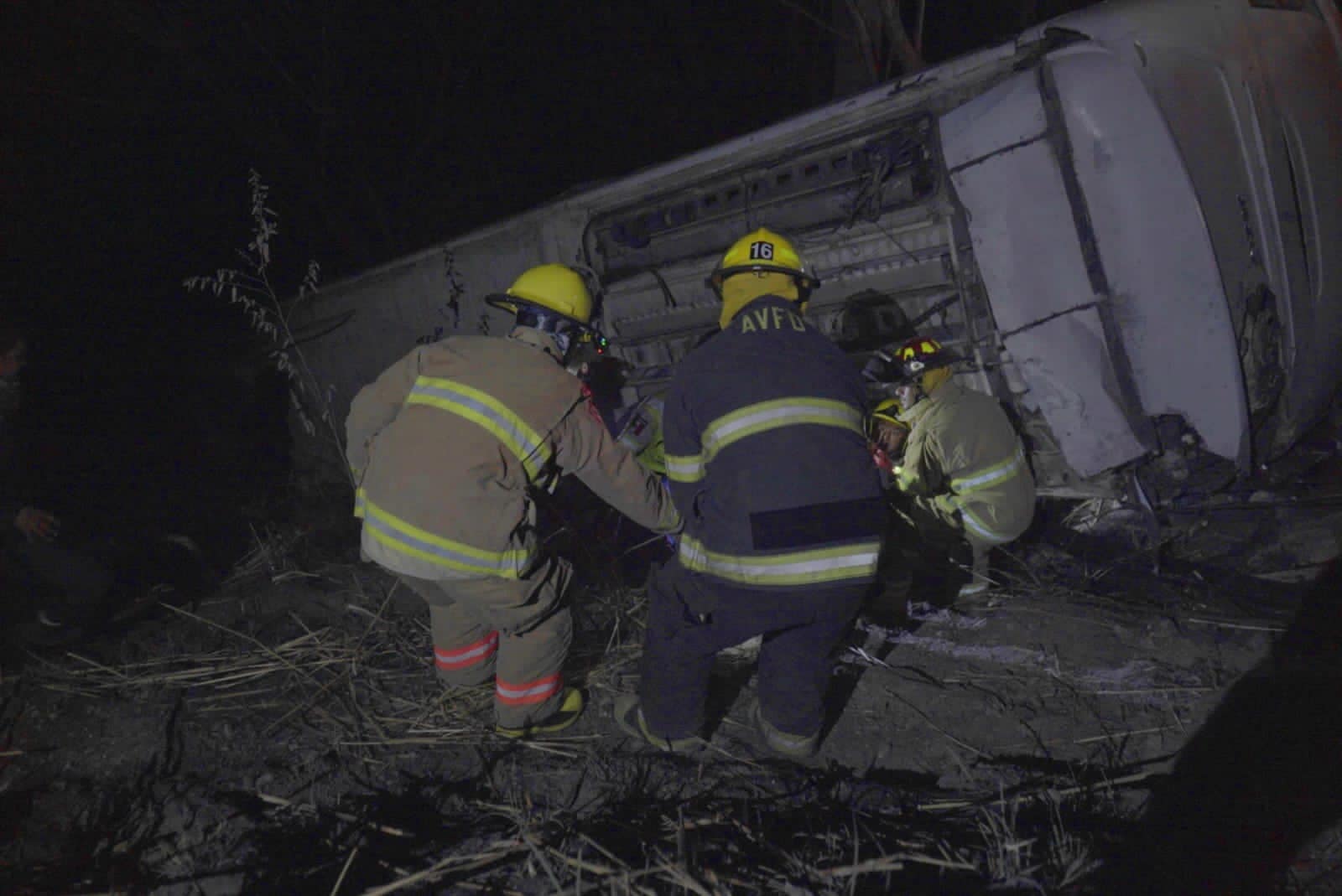 Cae autobús turístico en un barranco en Nayarit, 18 personas fallecieron y hay 33 heridos