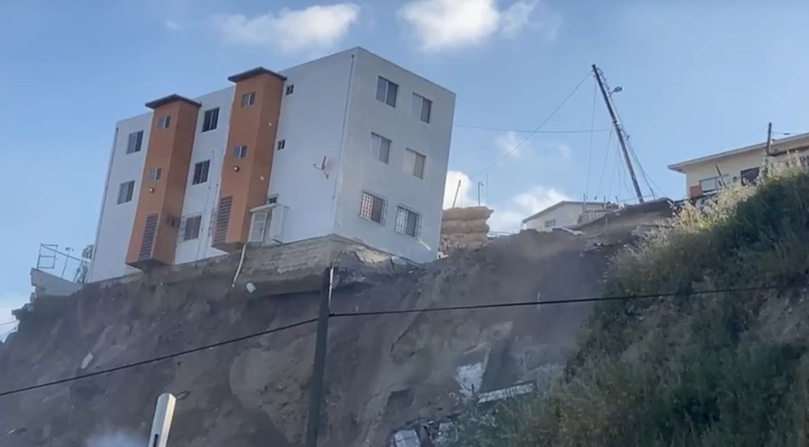 Colapsa segundo edificio construido sobre barranco en Tijuana