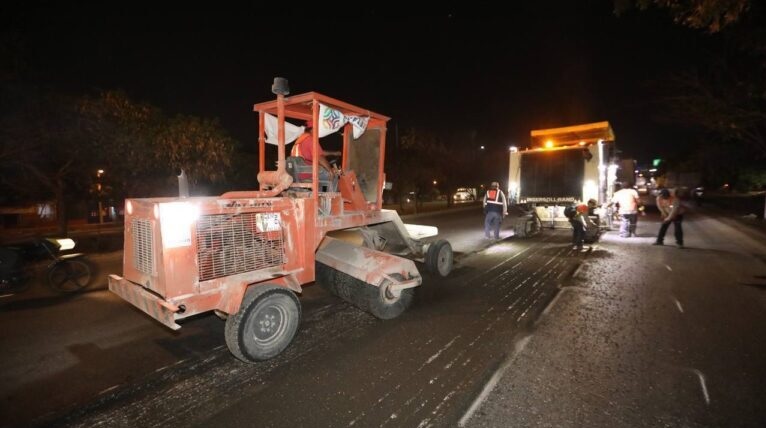 Continúan los trabajos de repavimentación en el Periférico de Mérida