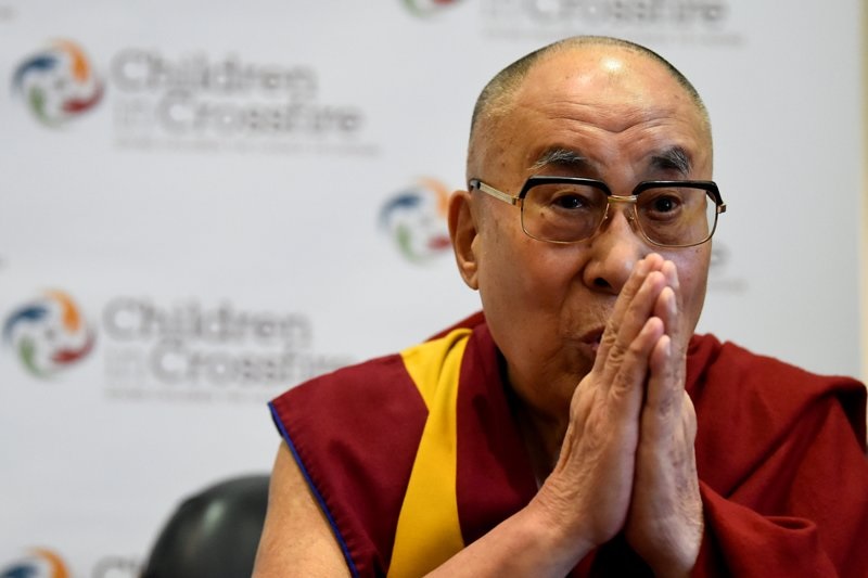 Dalai Lama se disculpa por beso a niño en la boca