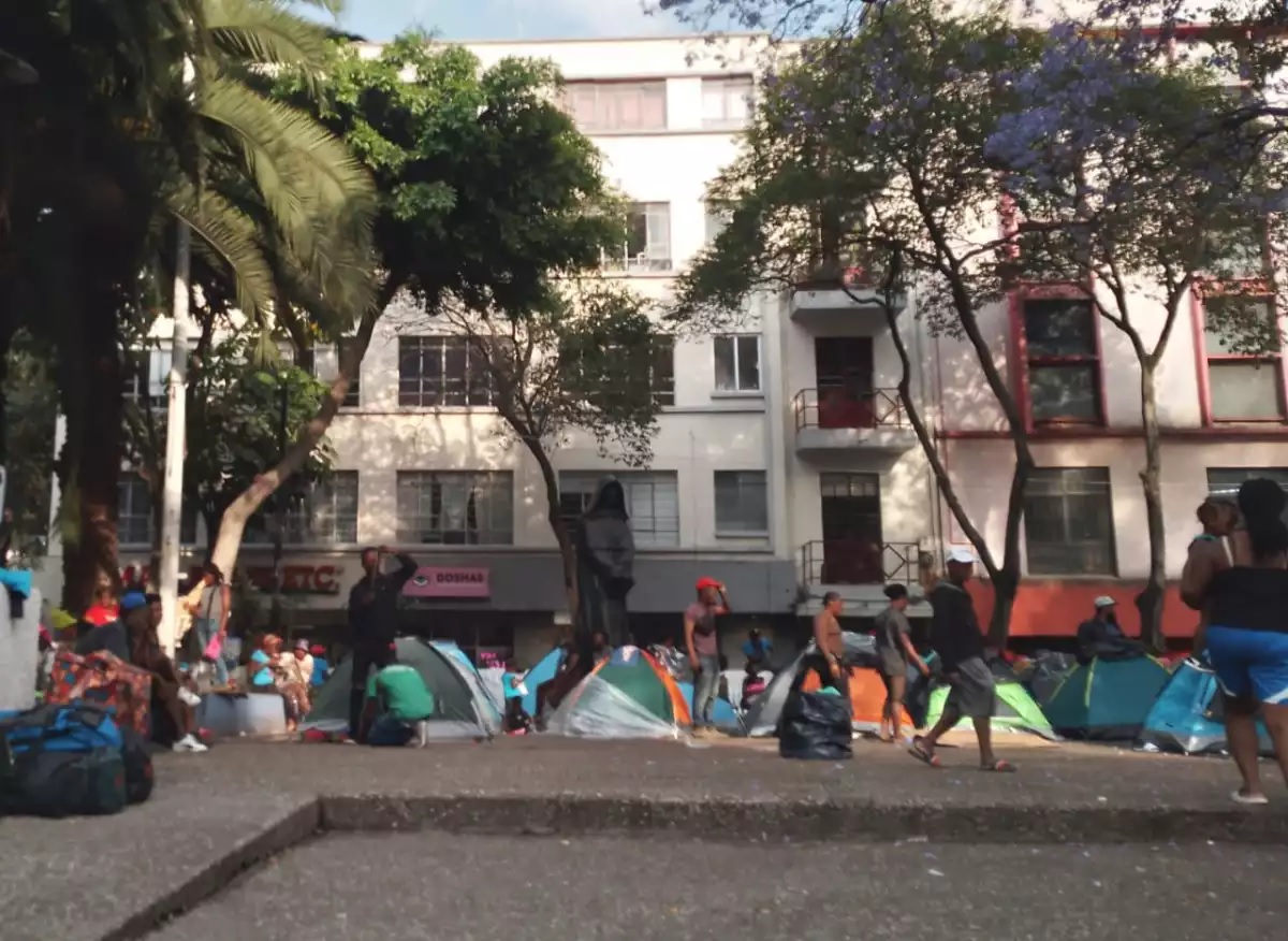 Entregan más de 2 mil tarjetas humanitarias a migrantes de la Plaza Giordano Bruno