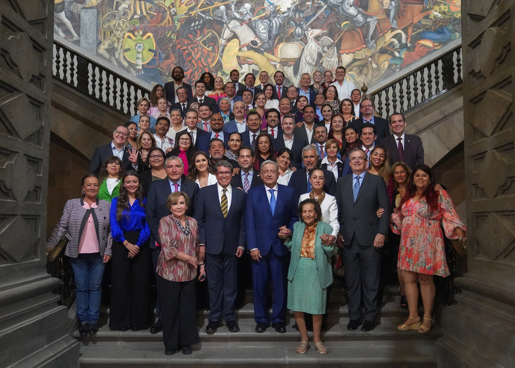 Senadoras y senadores de Morena, PT, PVEM y PES se reúnen con el presidente Andrés Manuel López Obrador
