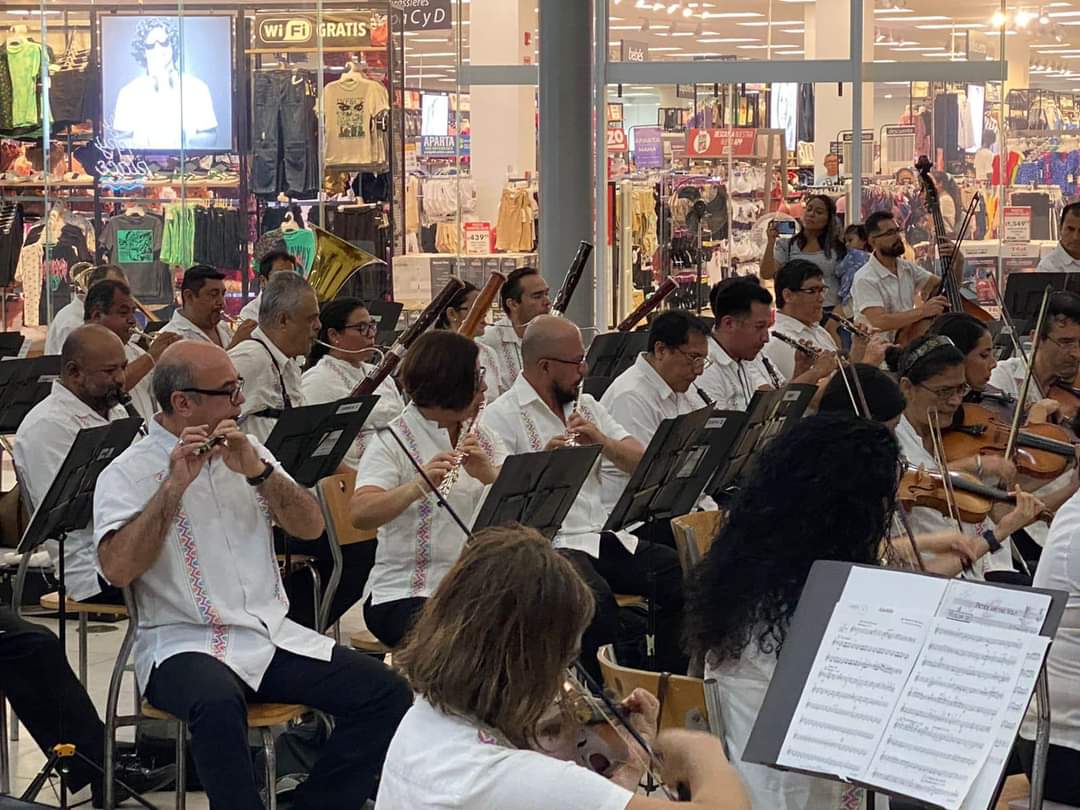 Familias Acapulqueñas disfrutan concierto con temas de películas que ofrece la Filarmónica de Acapulco