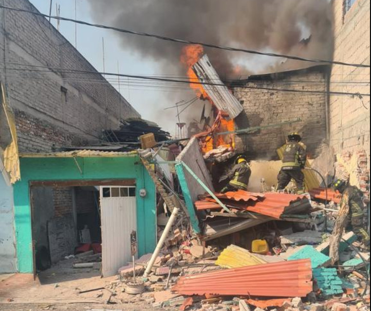 Fuga de gas provoca explosión y derrumbe de vivienda en Iztapalapa