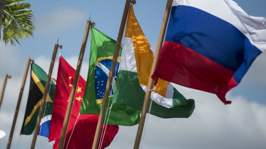 Reconfiguración global, revés al dólar y nueva moneda del BRICS
