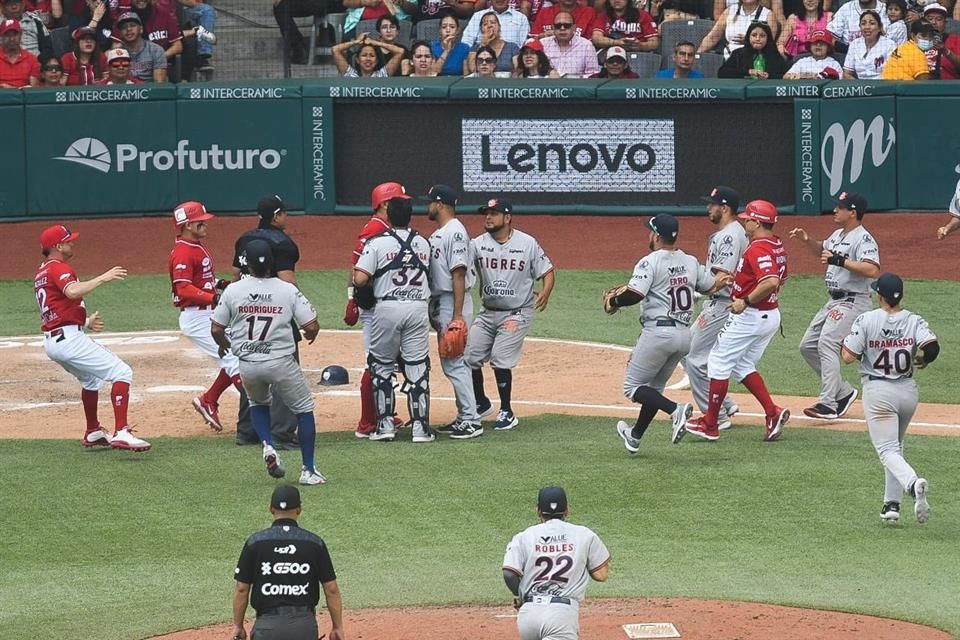 Jugadores de Diablos Rojos del México y Tigres de Quintana Roo protagonizan brutal campal