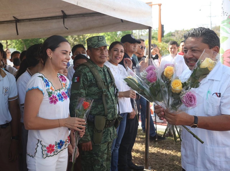 Conmemora Ana Patricia Peralta a madres cancunenses en su día