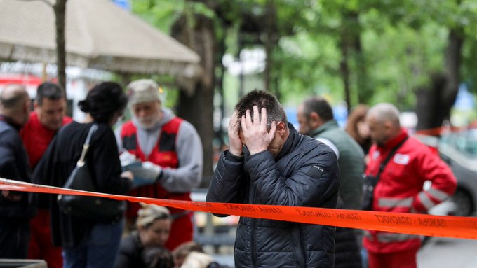 Adolescente mata a balazos a ocho niños y un guardia en escuela de Serbia