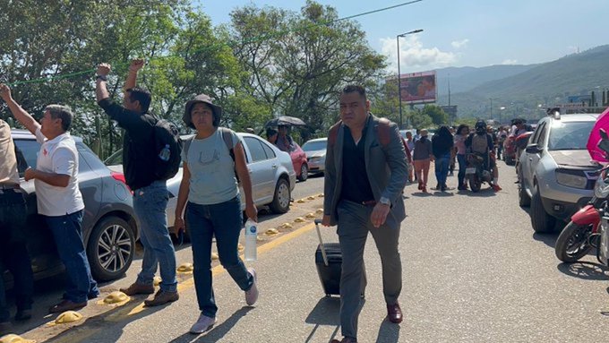 Aeropuerto de Oaxaca suspende operaciones por bloqueos de maestros de la CNTE