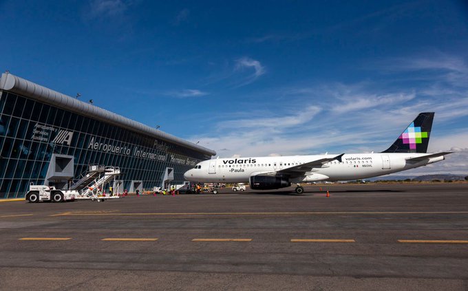 Aeropuerto de Puebla reanuda sus operaciones tras caída de ceniza
