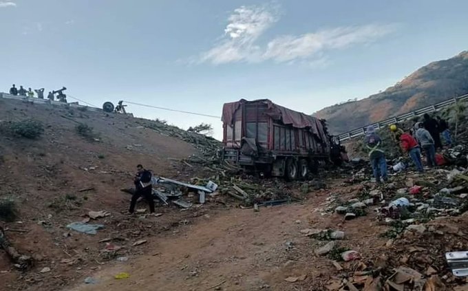 Camión se vuelca en autopista Jala-Compostela, en Nayarit