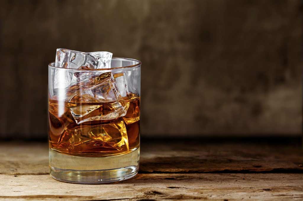 El secreto detrás del líquido ámbar: con qué se hace el whisky y cómo disfrutarlo