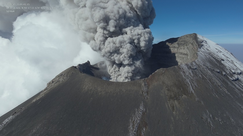 Dron de la Marina sobrevuela el cráter del volcán Popocatépetl