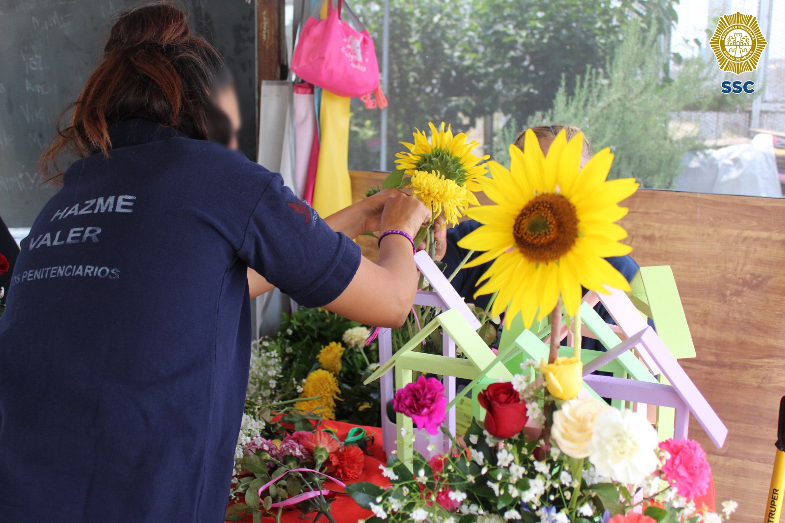 Elaboran internas del Centro Femenil de Santa Martha arreglos florales para este 10 de mayo