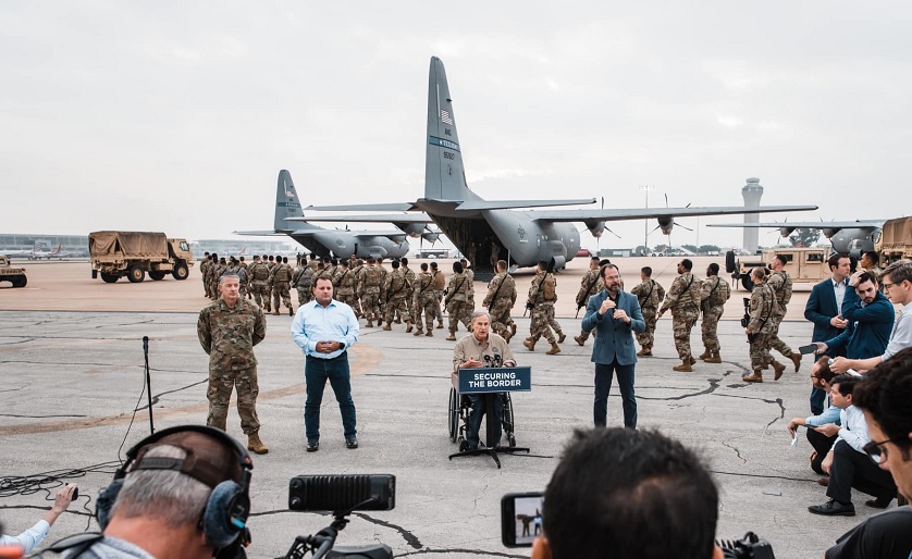 Gobernador de Texas envía helicópteros a frontera con México para contener la entrada de migrantes