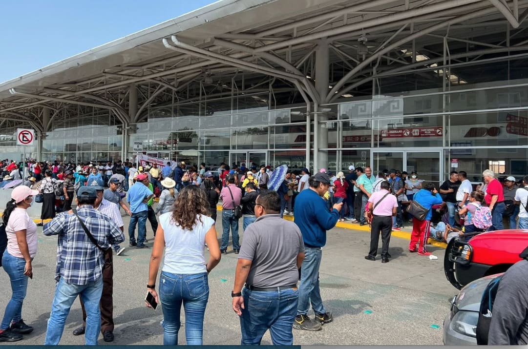 Maestros bloquean accesos al aeropuerto y a central de autobuses de Oaxaca
