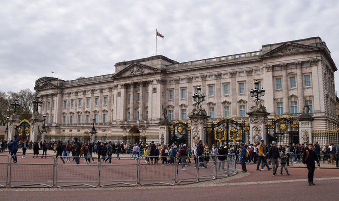 Reportan un detenido y una explosión controlada cerca del Palacio de Buckingham