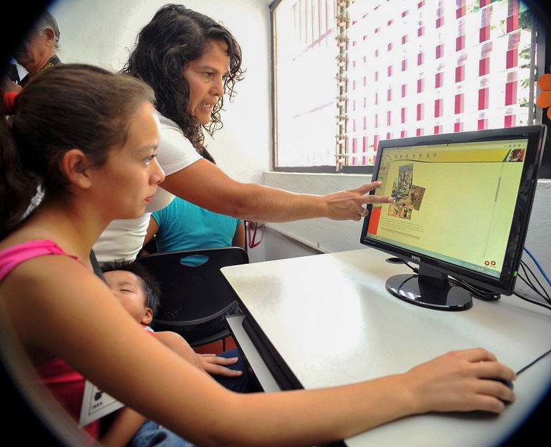 Más de 182 mil madres de familia estudian en el INEA