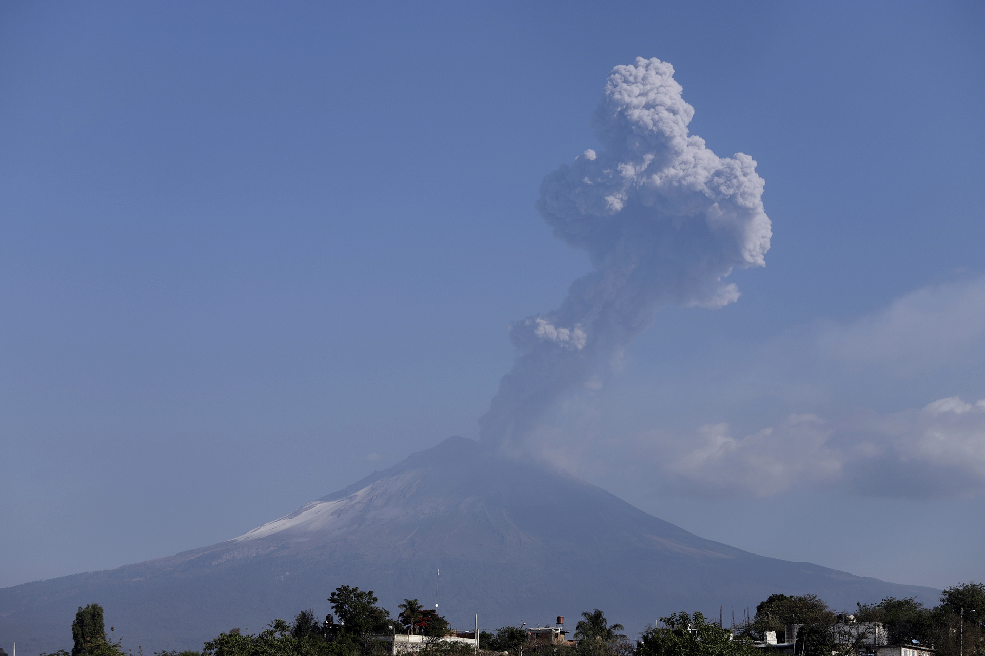 Suspenden las clases presenciales en Puebla por culpa del Popocatépetl