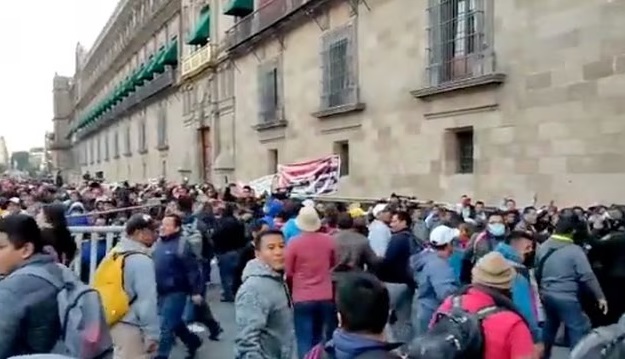 Maestros de la CNTE intentan derribar Puerta Mariana de Palacio Nacional previo a mañanera de AMLO