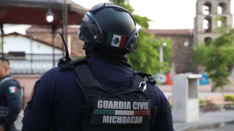 lan fosa clandestina con siete cuerpos en Michoacán