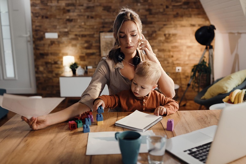 ¿Cómo cuidar la salud mental de las madres trabajadoras?