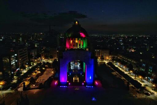 Edificios y monumentos emblemáticos de la CDMX se iluminan por el ‘Día Internacional del Orgullo LGBTTTlQ+’