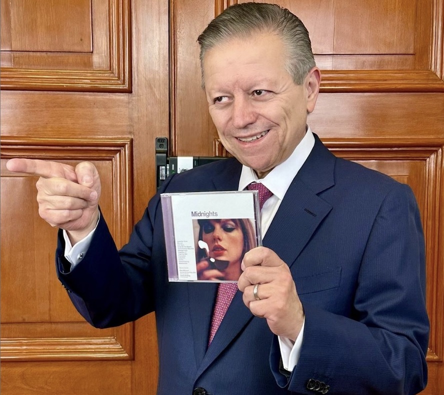 Arturo Zaldívar celebra la llegada de Taylor Swift a México