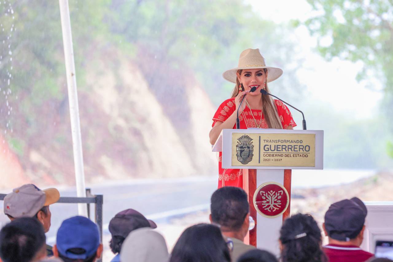 Inaugura Evelyn Salgado la pavimentación del camino Bugambilias-Compuertas