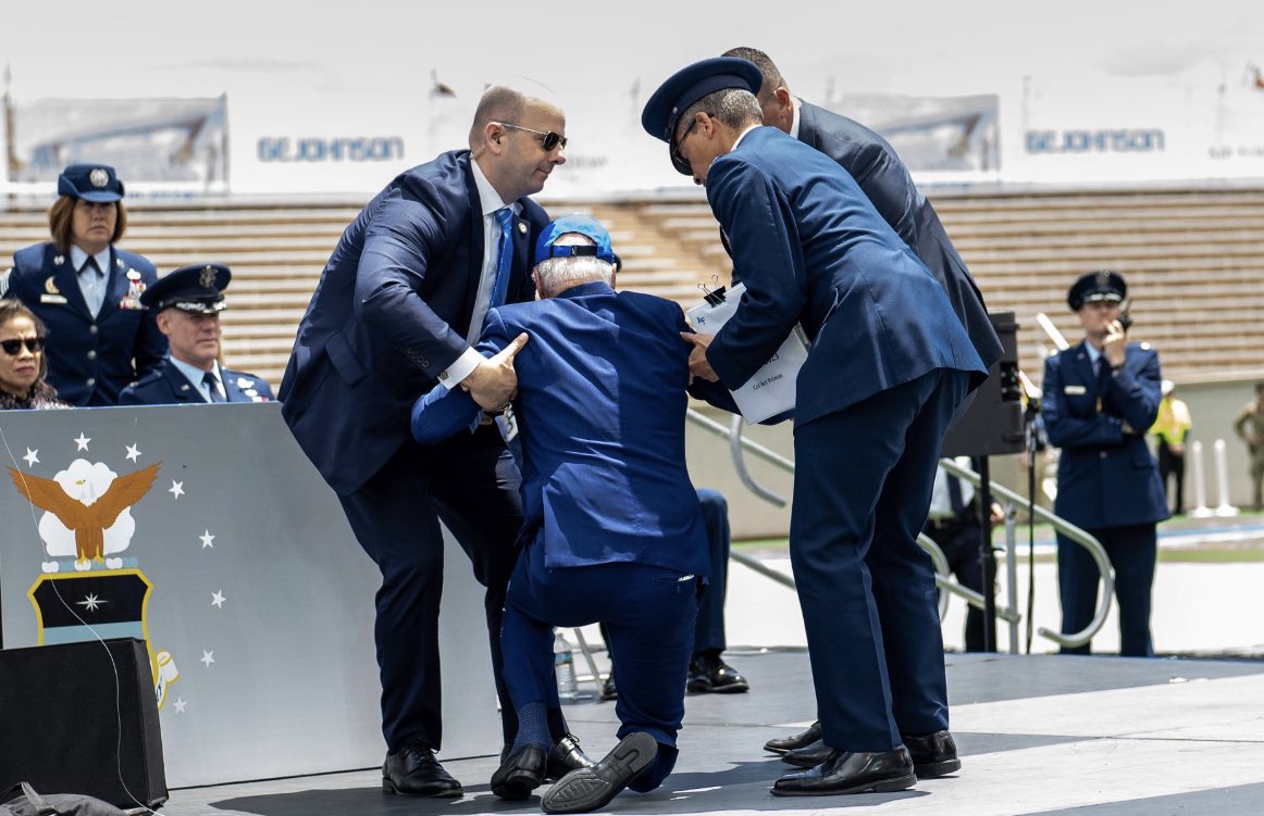 Joe Biden sufre una caída durante ceremonia de graduación de la Fuerza Aérea