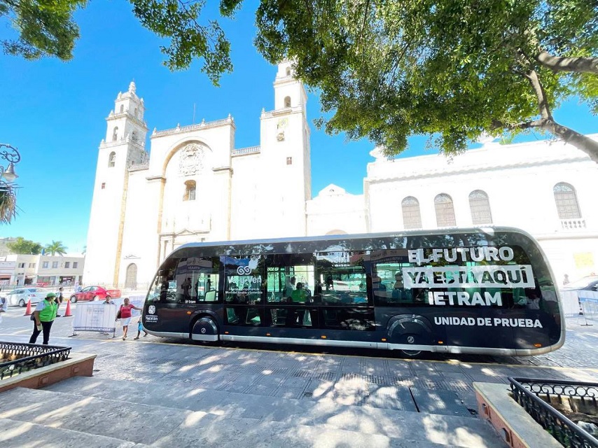 Mauricio Vila supervisa la unidad de prueba del Ie-tram