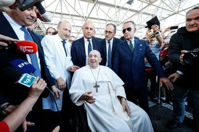 Papa Francisco deja el hospital tras operación