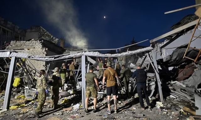 Una decena de muertos en bombardeo ruso contra un restaurante en Ucrania
