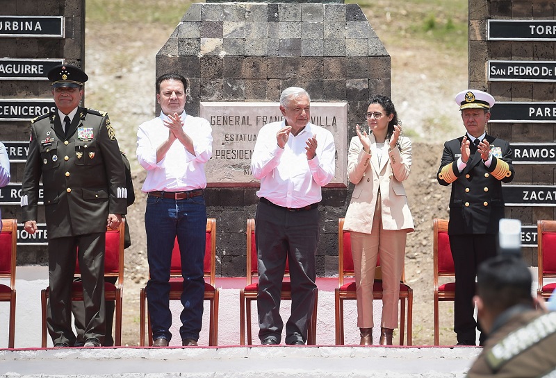 Recuerda AMLO a Francisco Villa en su aniversario luctuoso; entrega revólver del revolucionario para exhibirlo en museo de Chihuahua