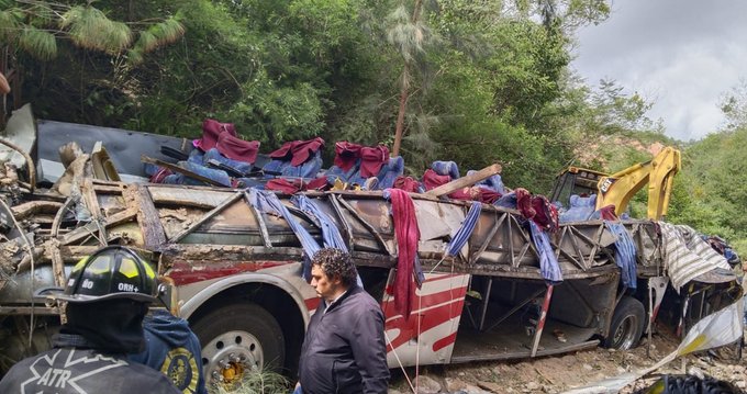 Autobús de pasajeros cae a barranco en Oaxaca; reportan más de 20 muertos