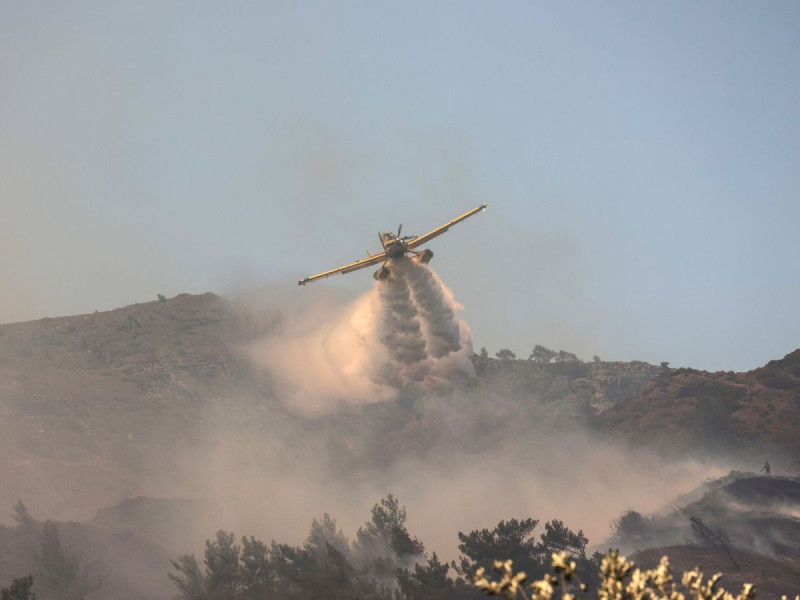 Avión cisterna se estrella mientras combatía incendios en Grecia