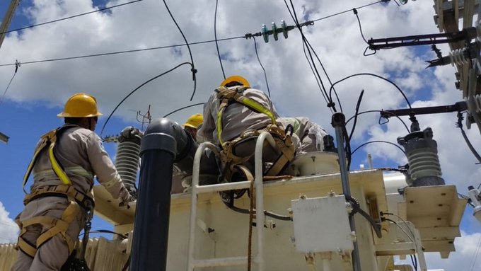 CFE intensifica las actividades de restablecimiento ante los graves daños que sufrió la infraestructura eléctrica por el paso del huracán ‘Otis’ en Guerrero