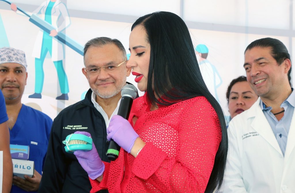 Entrega Sandra Cuevas protesis dentales a vecinos de la Alcaldía Cuauhtémoc