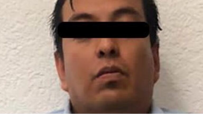 Hallan video de presunto secuestro en celular de padre que agredió a maestra de kínder