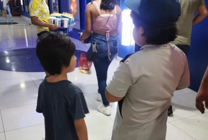 Madre abandona a sus hijos en cine de Cancún