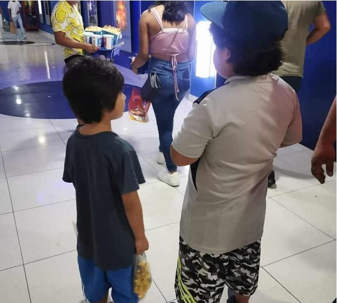 Madre que abandonó a sus hijos en cine de Cancún huyó del estado